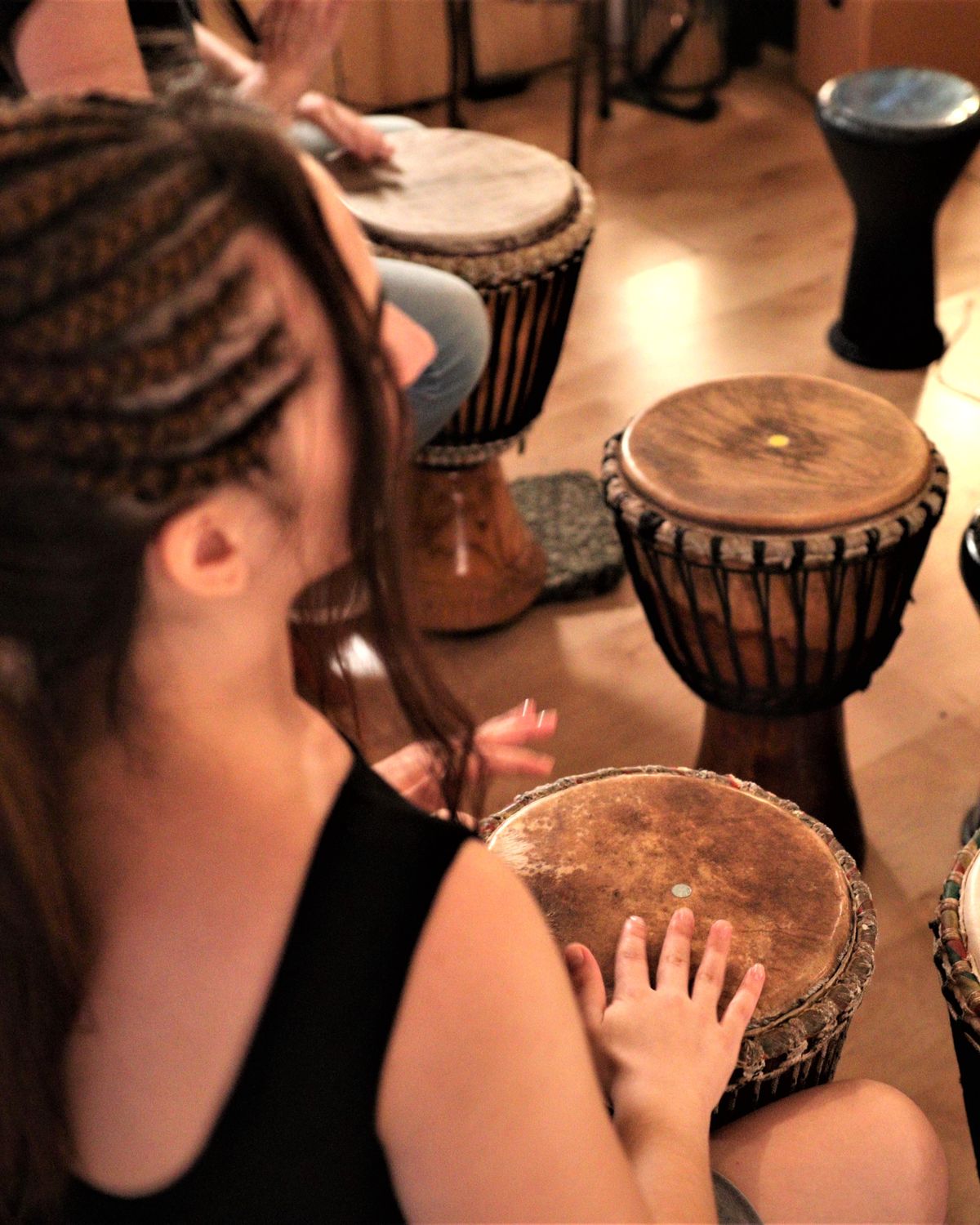 Manos tocando un djembe durante una clase de Etnopercusión en Madrid
